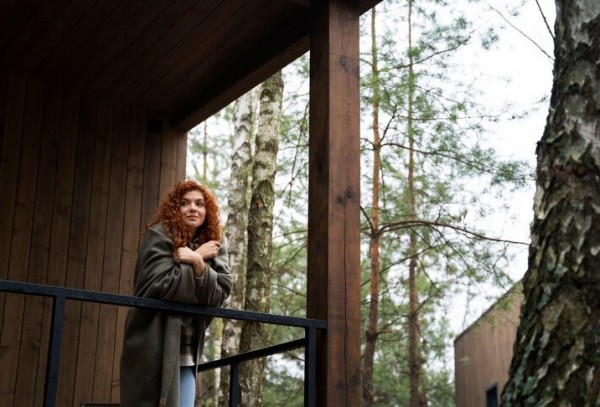 Девушка на деревянном балконе