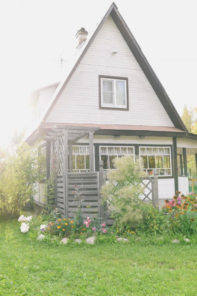 Дом из бруса в окружении цветов