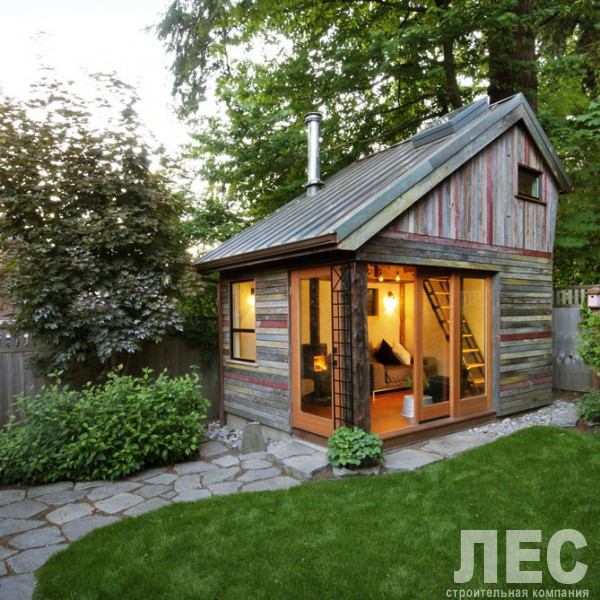 Маленький деревянный дом в лесу - 71 фото