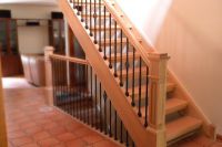 Чем покрыть деревянную лестницу в доме?
